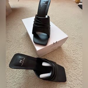 NWT Halston size 7.5 open toed slip on heels in Black